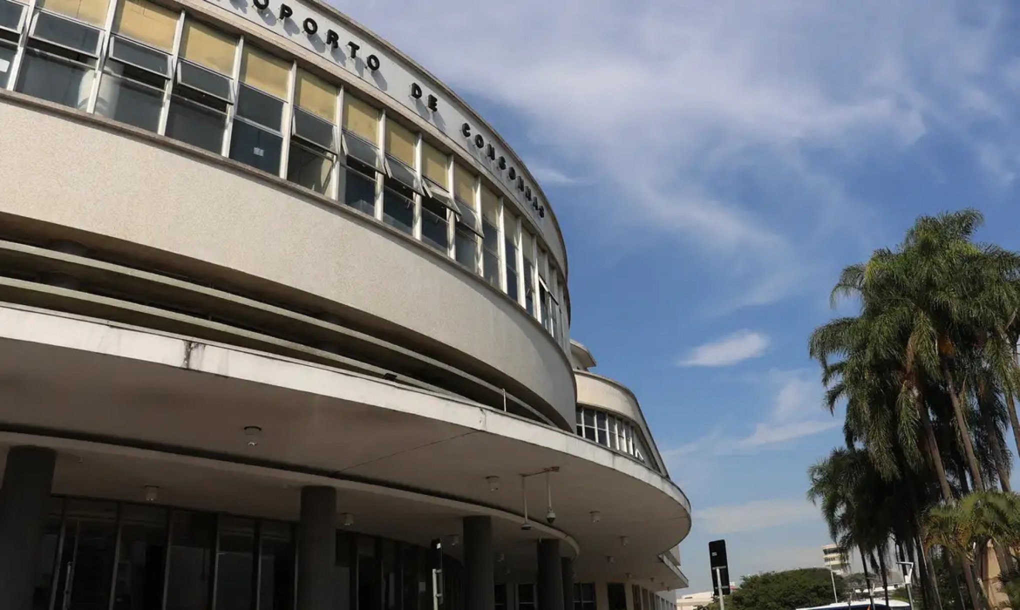 Mulher morre após cair de escada durante desembarque em aeroporto