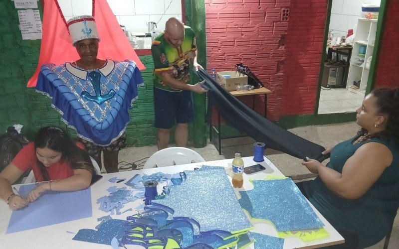 Integrante da Império do Sol nos últimos preparativos para o desfile de 2025 na capital