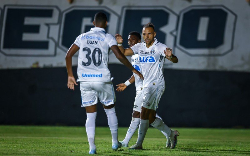 Braithwaite marcou o primeiro gol gremista  | abc+