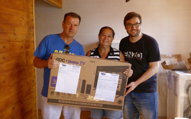 Ex-jogador Dunga entregou uma casa para a moradora Maria Odete Lindenmeyer, no bairro Rio Branco, nesta quarta-feira (12). A ação contou com a parceria do programa esportivo Debate Raiz. O jornalista João Batista Filho acompanhou a entrega. 
