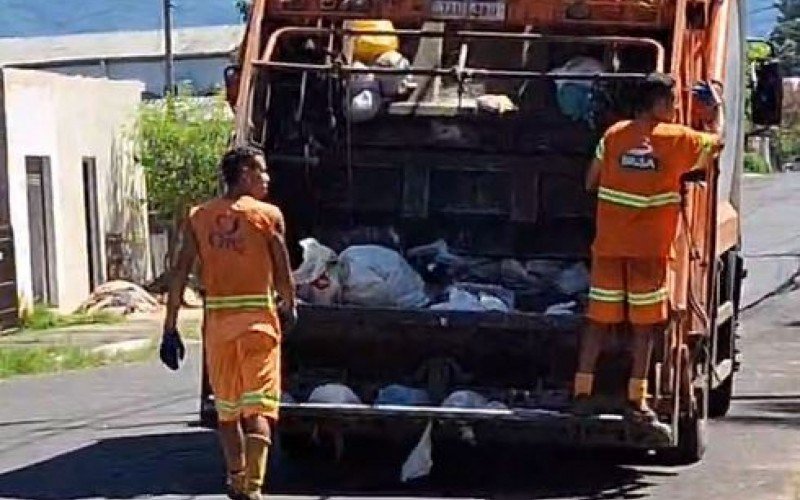 Coleta de lixo em Novo Hamburgo. Funcionários utilizam uniformes da antiga empresa  | abc+