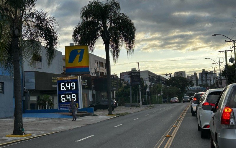 Motoristas são surpreendidos com aumento repentino no preço da gasolina | abc+