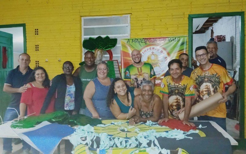 Integrantes da Império do Sol nos últimos preparativos para o desfile de 2025 na capital