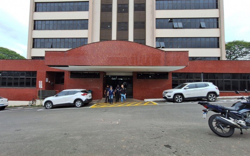 Agentes da Polícia Civil e IGP fazem buscas na Prefeitura de Novo Hamburgo para investigar invasão da conta Gov.br da ex-prefeita Fatima Daudt | abc+