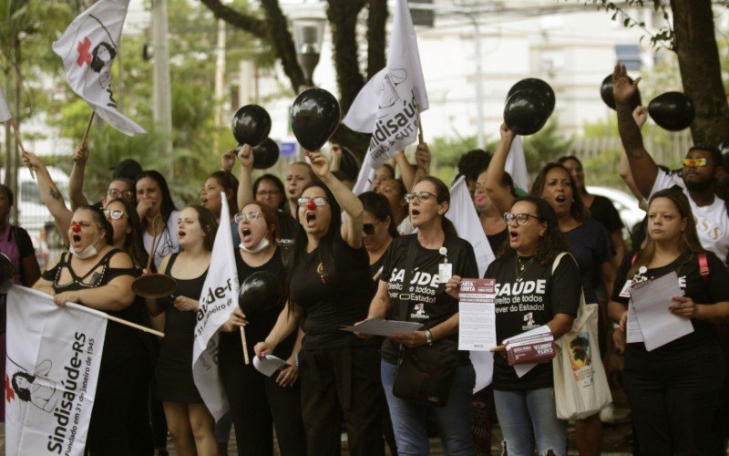 Trabalhadores da saúde cobram salários atrasados e melhores condições de trabalho em Canoas