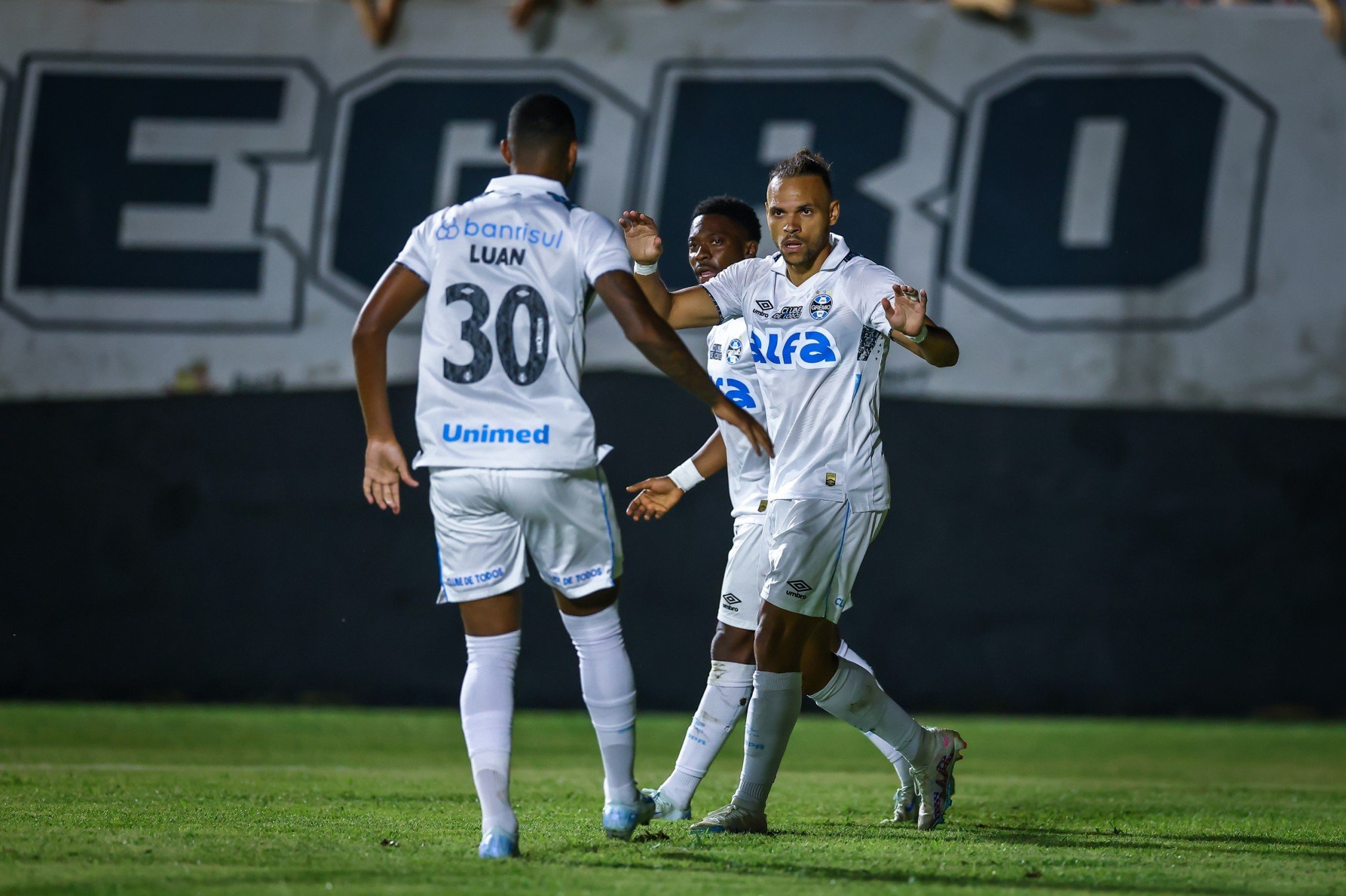 Grêmio sofre, vence nos pênaltis e avança à 3ª fase da Copa do Brasil