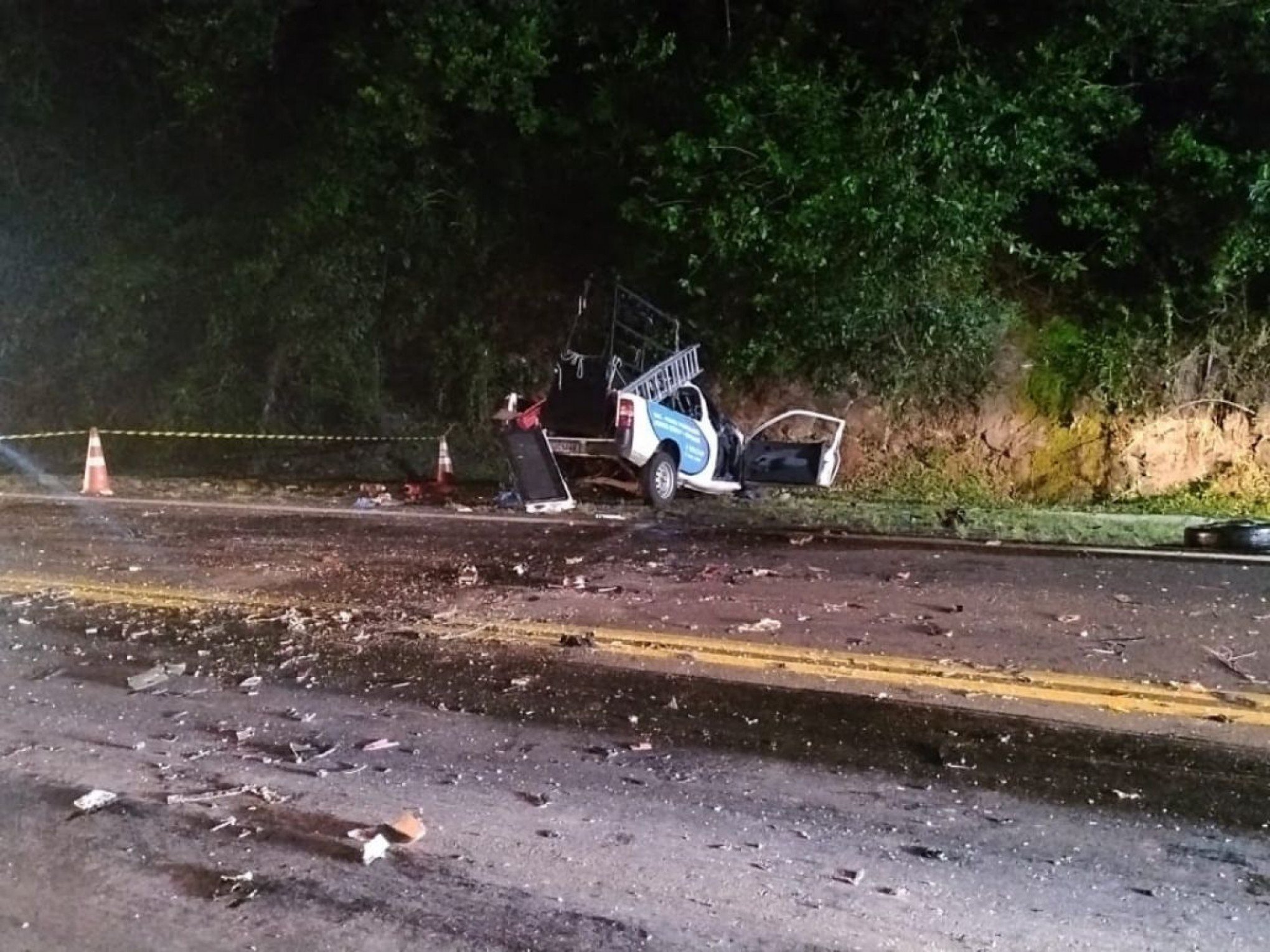 TRÂNSITO: Morre um dos gêmeos de 6 anos levados de casa pelo pai; motorista morreu no local do acidente