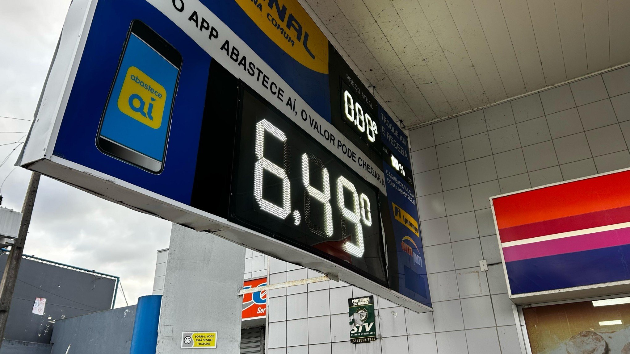 Gasolina ou álcool? Saiba qual vale mais a pena após aumento repentino nos postos de combustíveis
