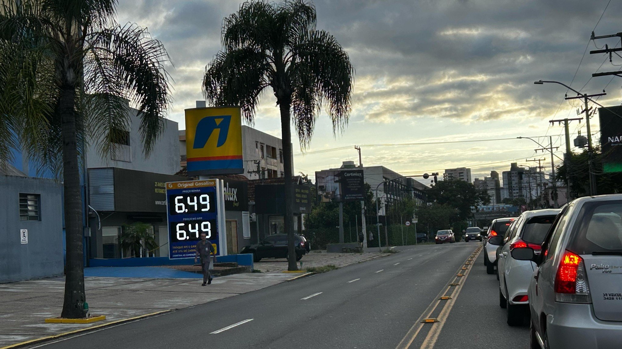 Motoristas são surpreendidos com aumento repentino no preço da gasolina