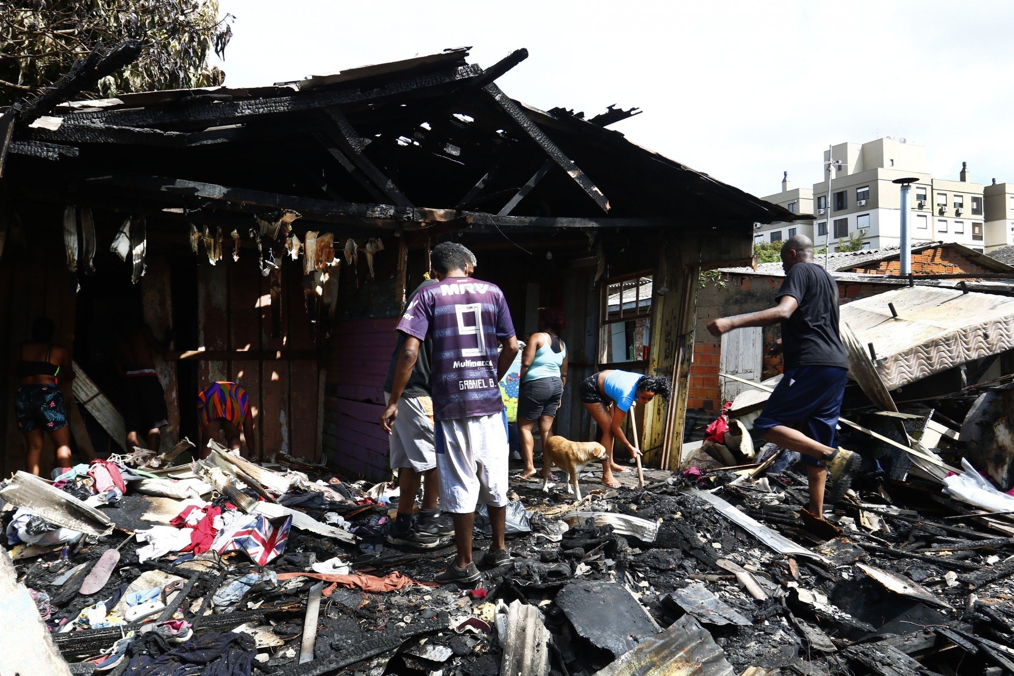 "Não deu para salvar nada", lamenta moradora de casa consumida pelo fogo no bairro Niterói