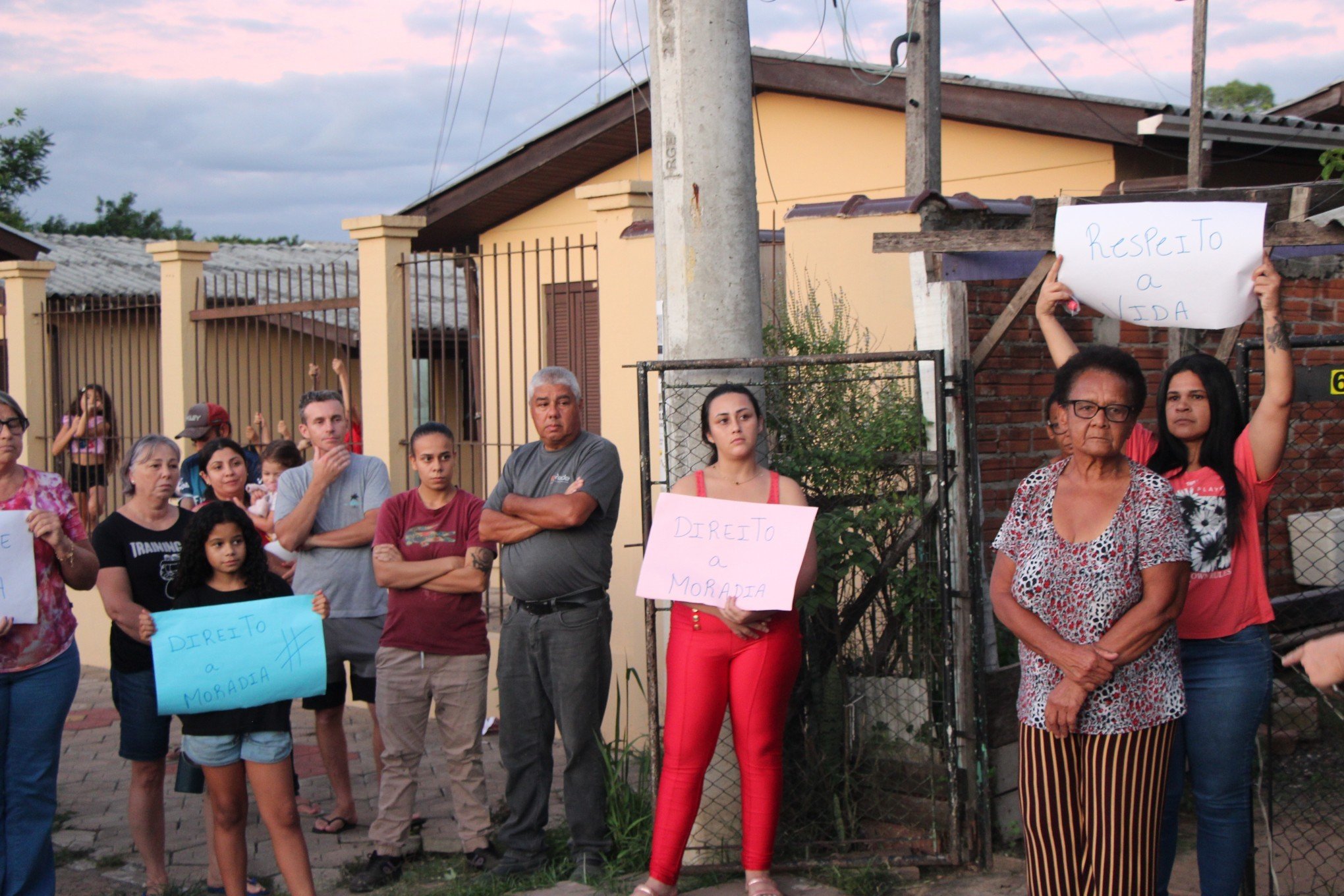 Moradores do Canudos protestam contra notificações por desocupações; Estado promete construção de 74 novas casas