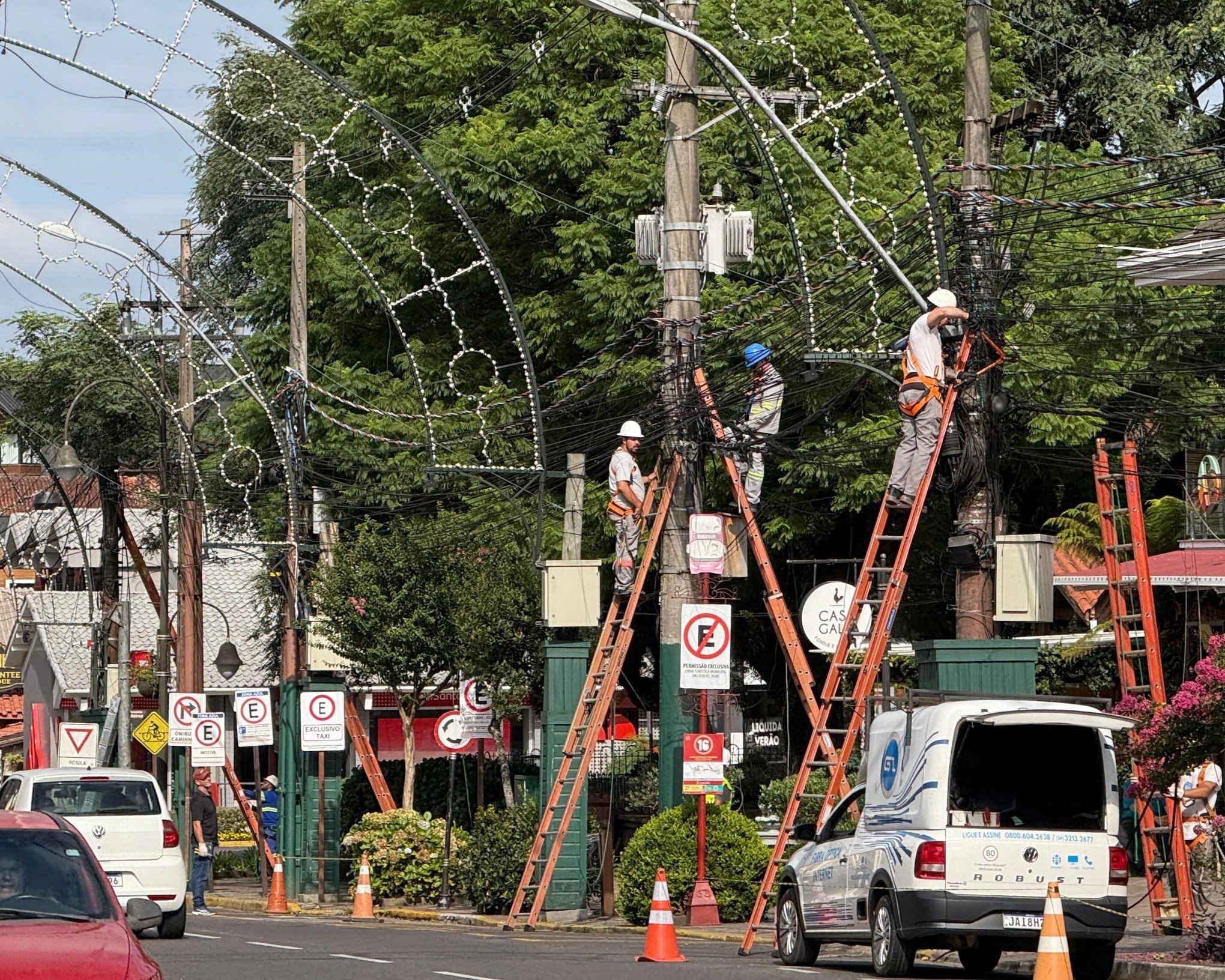 Gramado terá nova ação de retirada de fios inativos no Centro; veja como fica o trânsito