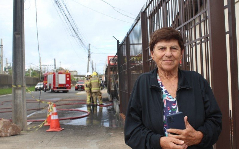 Beloni Rebelo acordou assustada, na madrugada desta quinta-feira (13), quando começou o incêndio ao lado de casa