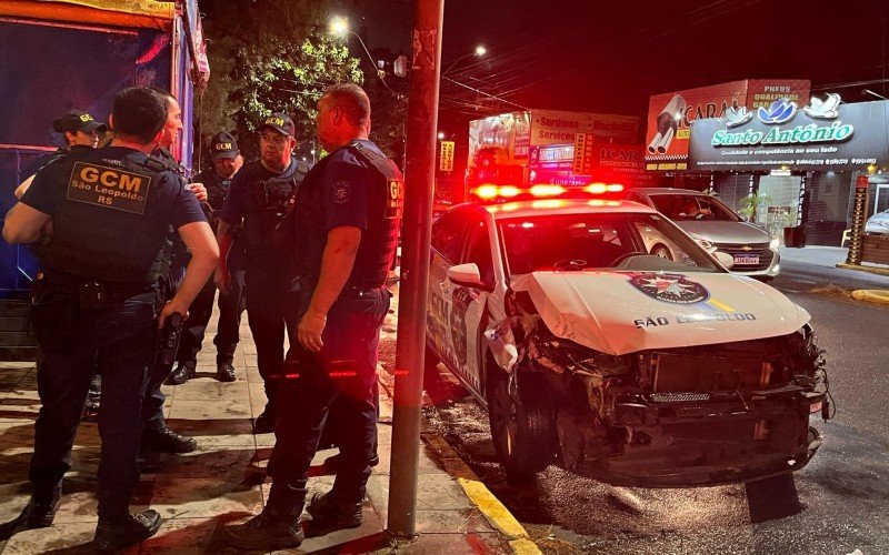 Carro da GCM ficou danificada durante a confusão na frente do hospital | abc+