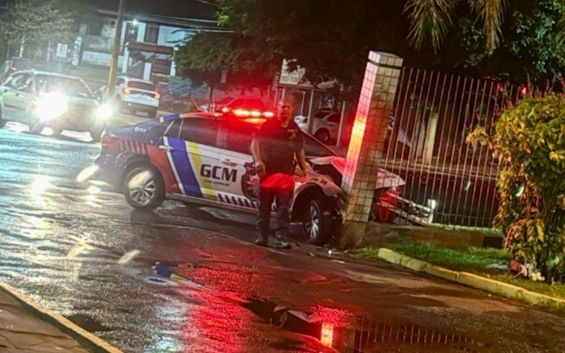 Carro da Guarda Municipal bateu em um dos acessos ao Hospital Centenário | abc+