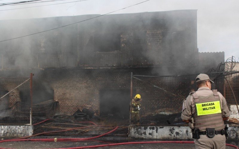 Incêndio consumiu depósito de pneus, nesta quinta-feira (13), em Canoas