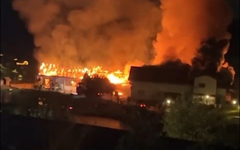  Resort de alto luxo é atingido por incêndio na Serra na noite desta quinta-feira (13) | abc+