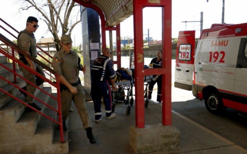 Três torcedores acabaram feridos gravemente durante confronto entre gremistas e colorados, na Estação Trensurb, no último sábado (8)