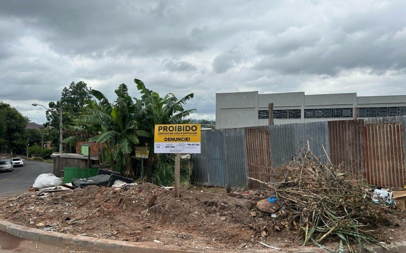 Lixo volta a ser depositado em rua do bairro Canudos após limpeza   | abc+