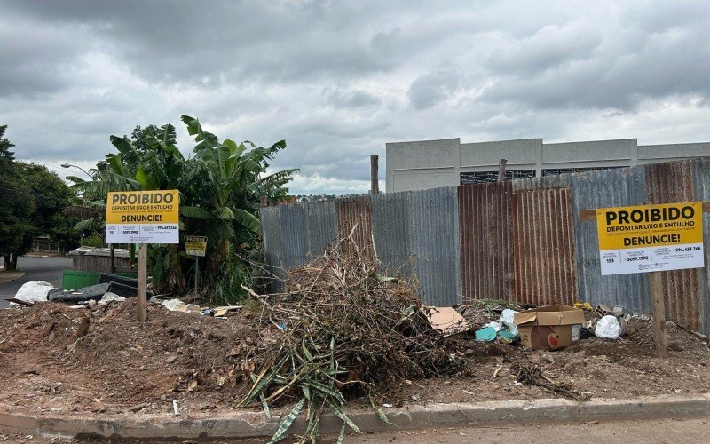 Local conta com duas placas de aviso | abc+