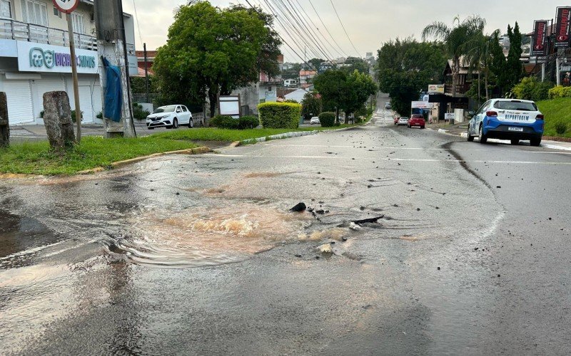 Grande vazamento de água abre buraco no asfalto em Novo Hamburgo | abc+