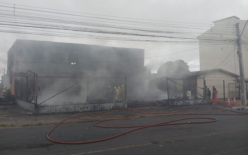 Incêndio de grandes proporções atinge loja de pneus e bloqueia trânsito em Canoas | abc+