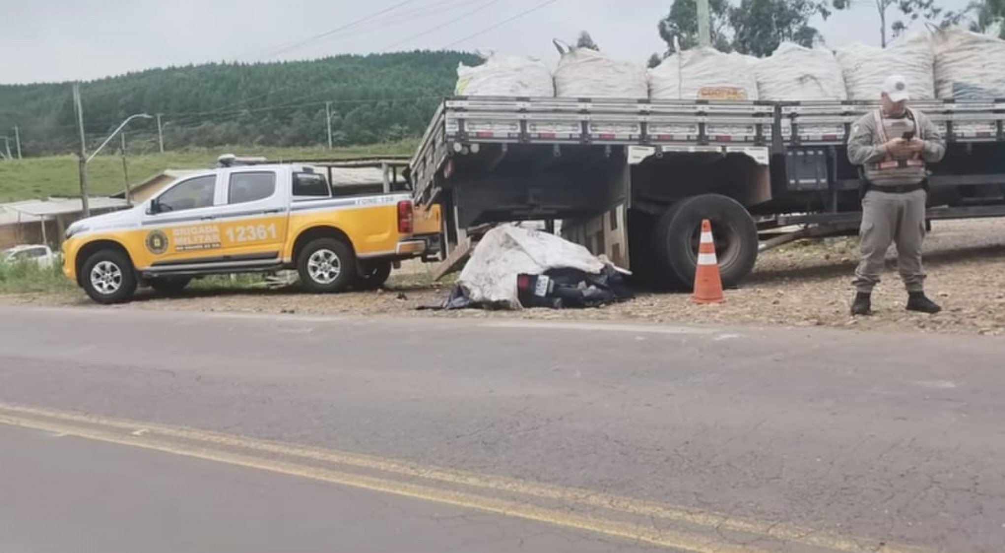 ACIDENTE COM MORTE: Motociclista bate na lateral de caminhão na RS-020
