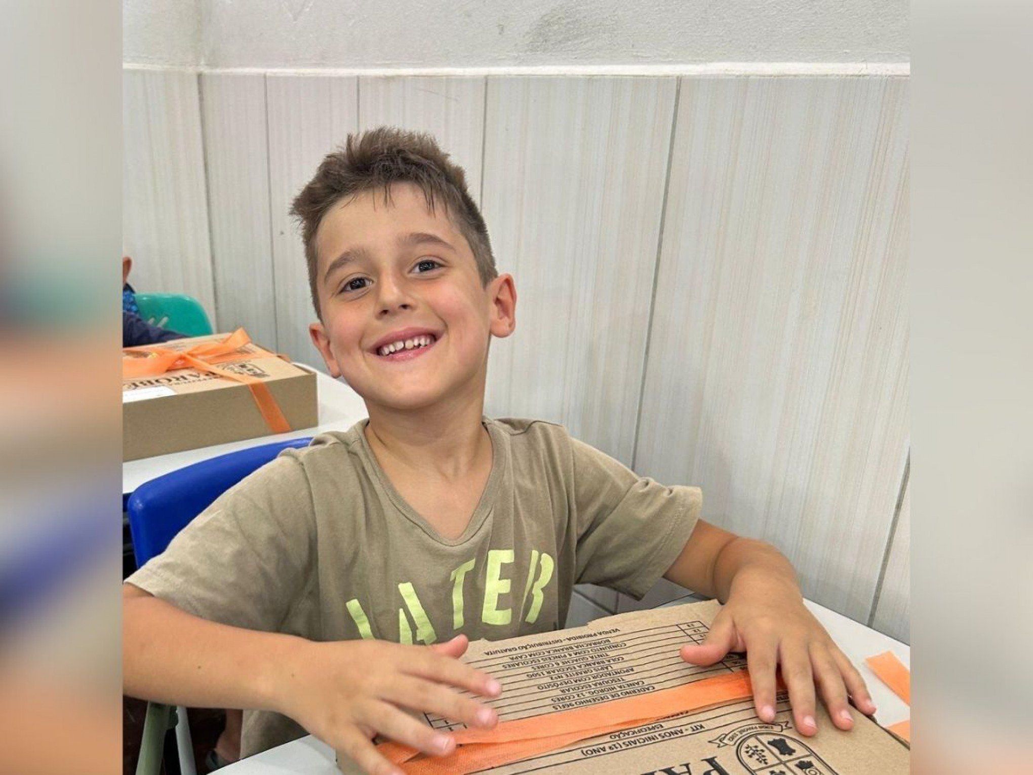 Morre segundo gêmeo de 6 anos após pai fugir de carro com filhos e bater de frente com caminhão