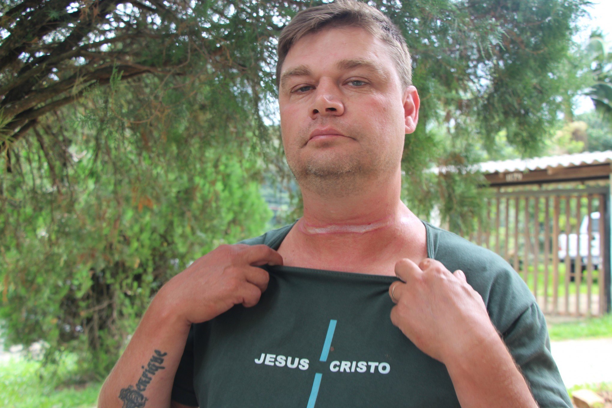Motoboy quase morre em acidente com fios de internet: "Voou para cima de mim e ficou todo enrolado no meu pescoço"