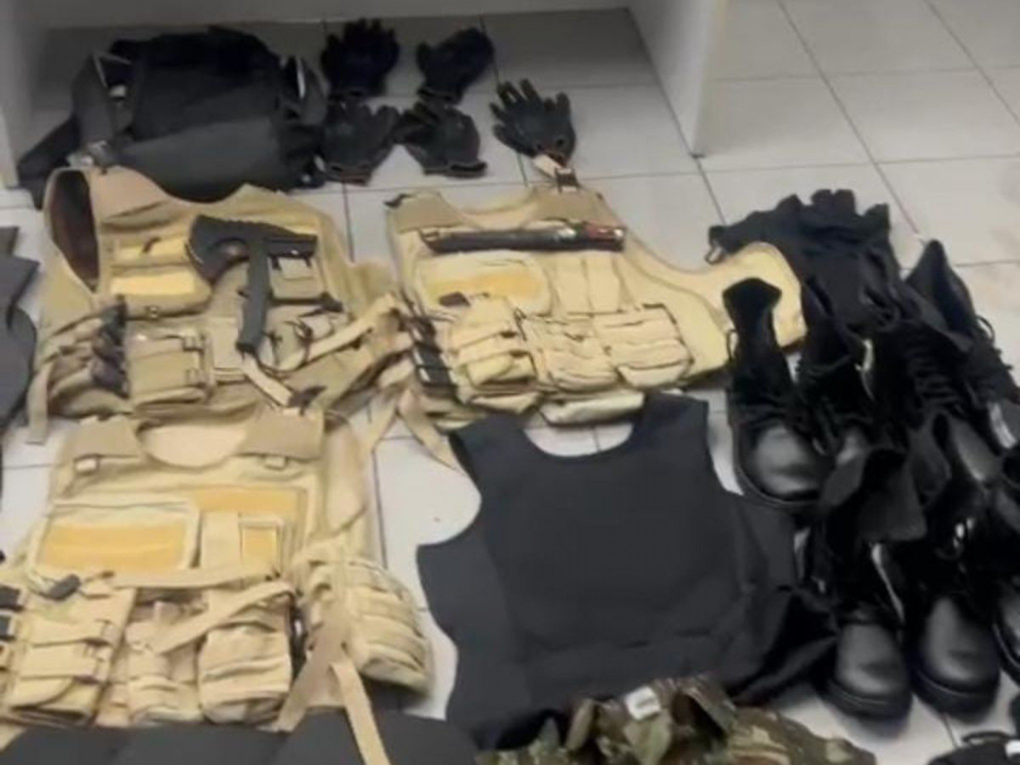Trio que preparava atentado contra grupo rival é preso em Novo Hamburgo com armas e farda do Exército