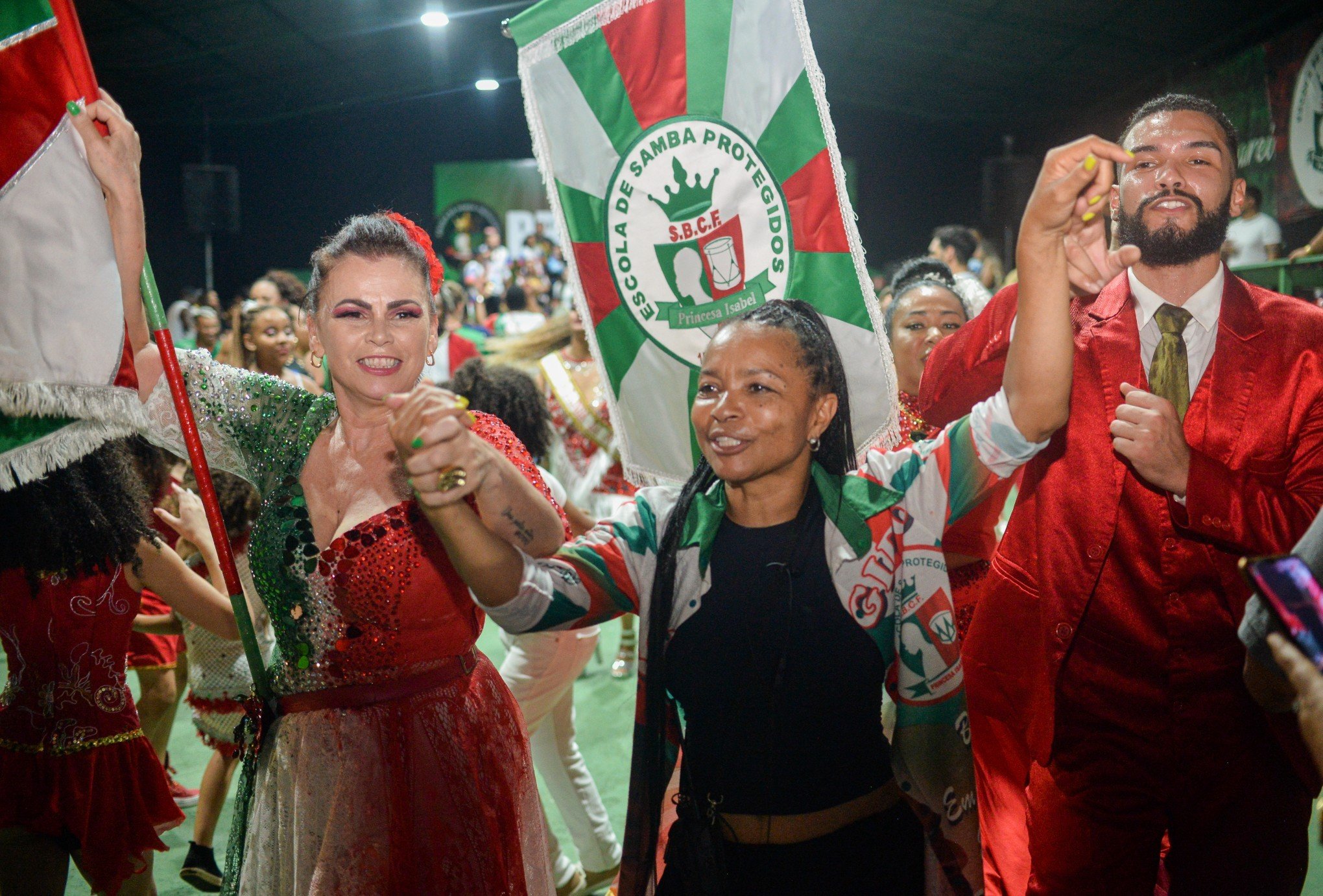 Protegidos, presidida por Lana Flores (ao centro), desfila em Porto Alegre, na sexta-feira, dia 14, com a reedição do samba "A Protegidos toda Zen - Budismo o Caminho para a iluminação" | abc+