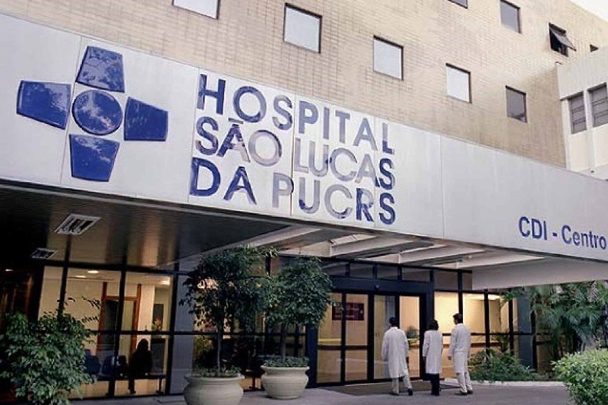 Jovem soterrada por carga de leite condensado em atacarejo é transferida para realizar cirurgia