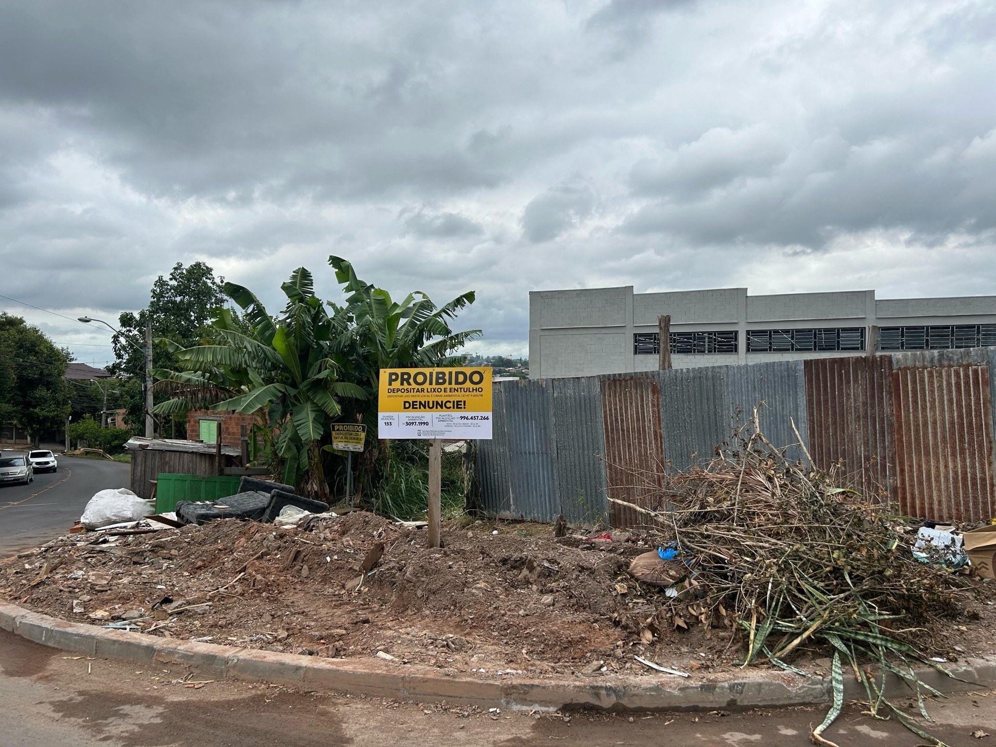 Menos de uma semana após limpeza, lixo volta a ser depositado em calçada de Novo Hamburgo