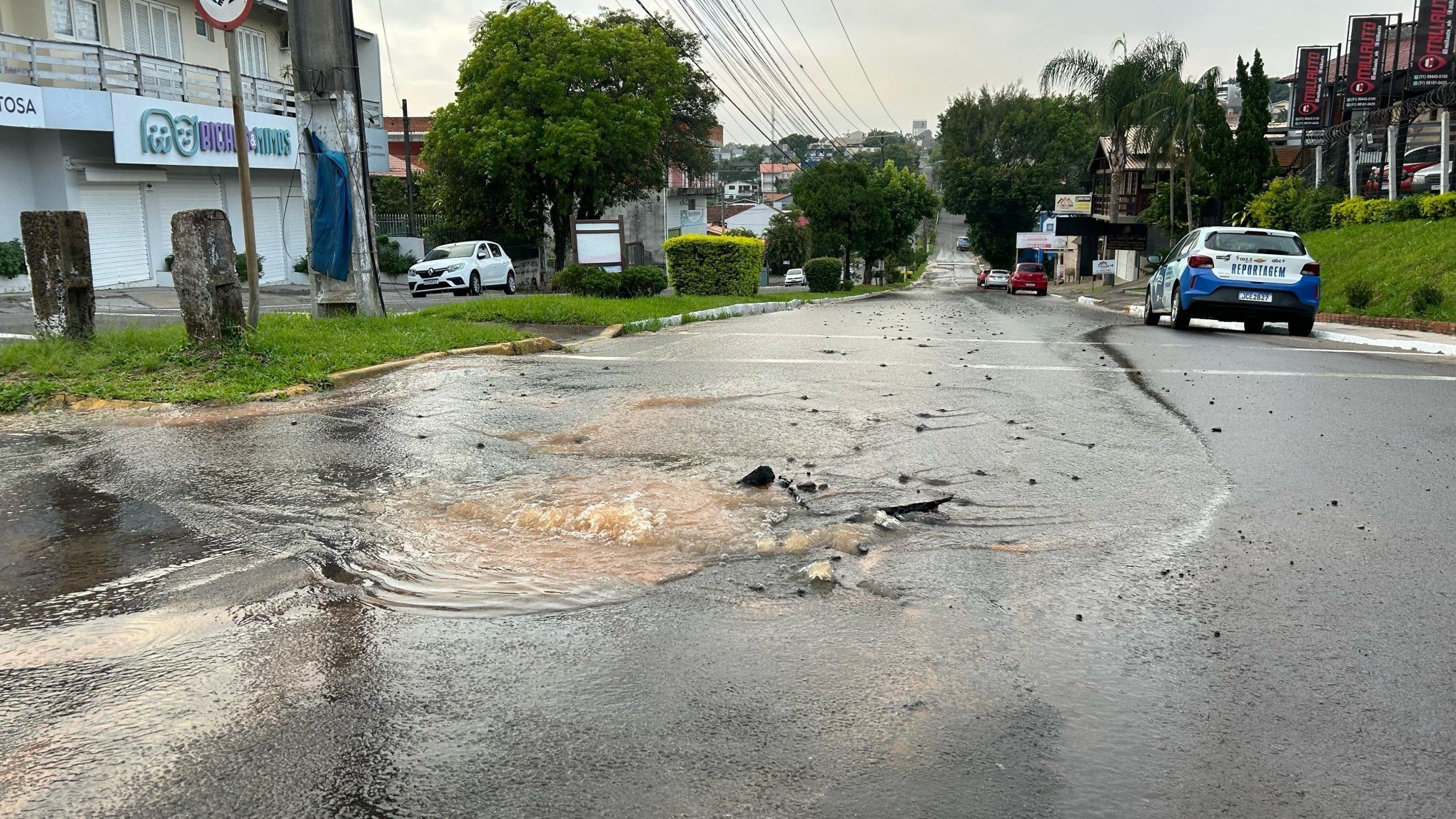 Grande vazamento de água abre buraco no asfalto em Novo Hamburgo