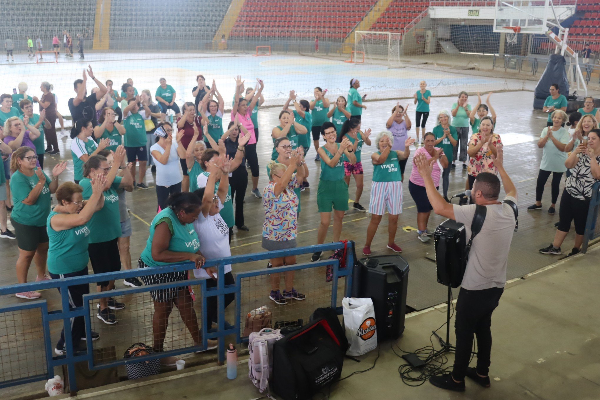 Integrantes do Viver Bem celebram em ação com zumba, pilates e muita diversão
