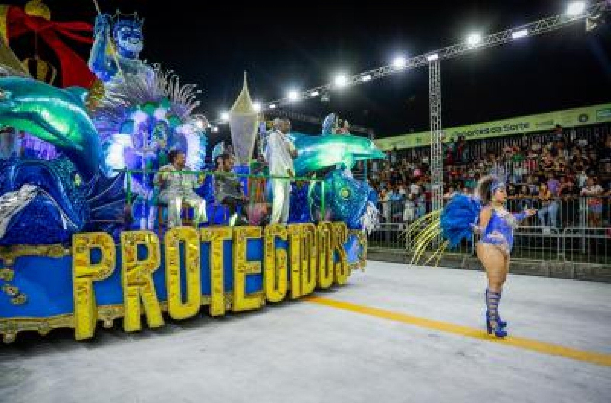 Assista aos desfiles da primeira noite de carnaval de Porto Alegre