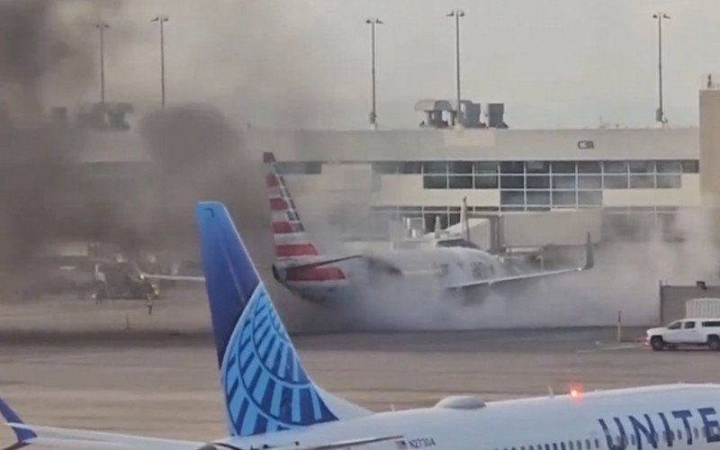 Avião da American Airlines pega fogo em aeroporto | abc+