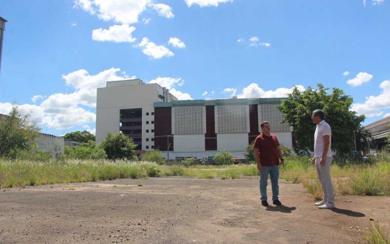 Professores Paulo Villa e Rodrigo Dias no local onde será a nova sede do IFSul | abc+