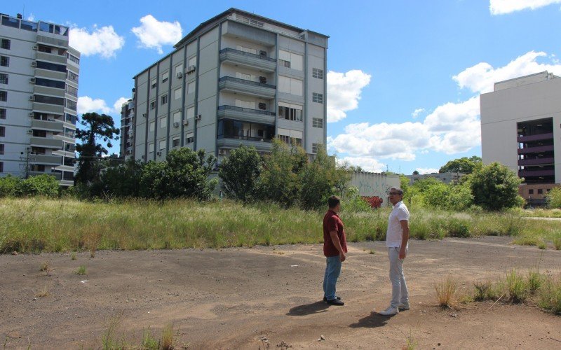 Professores Paulo Villa e Rodrigo Dias no local onde será a nova sede do IFSul