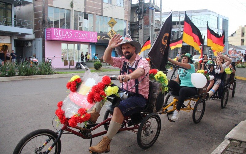 Desfile ocorreu pelo Centro da cidade