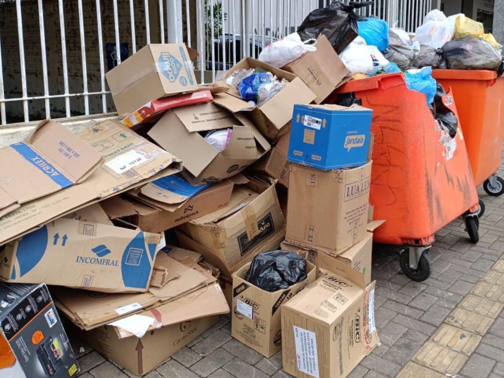 Lixo se acumula por Novo Hamburgo durante paralisação de trabalhadores: "Vergonha"