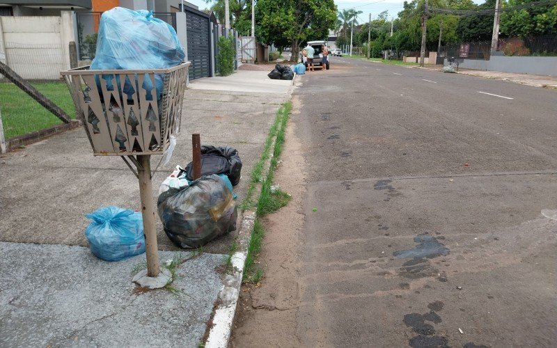 Ás 10h deste sábado ainda havia lixo nas ruas do bairro Operário. | abc+