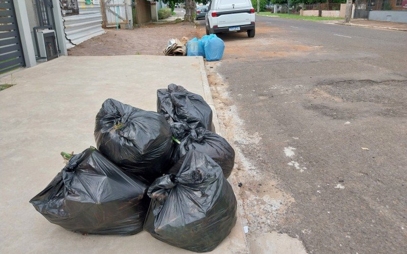 Ás 10h deste sábado ainda havia lixo nas ruas do bairro Operário.