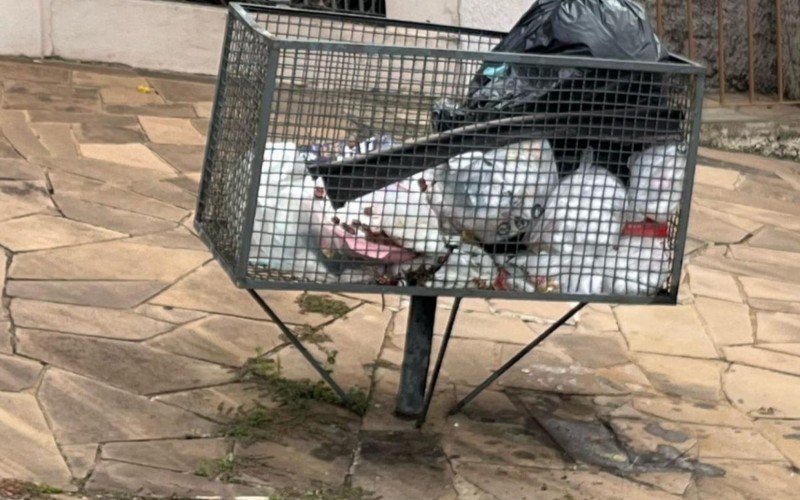 A coleta de lixo não havia passado até o início da tarde deste sábado (15) na Rua Paraná, no bairro Rincão