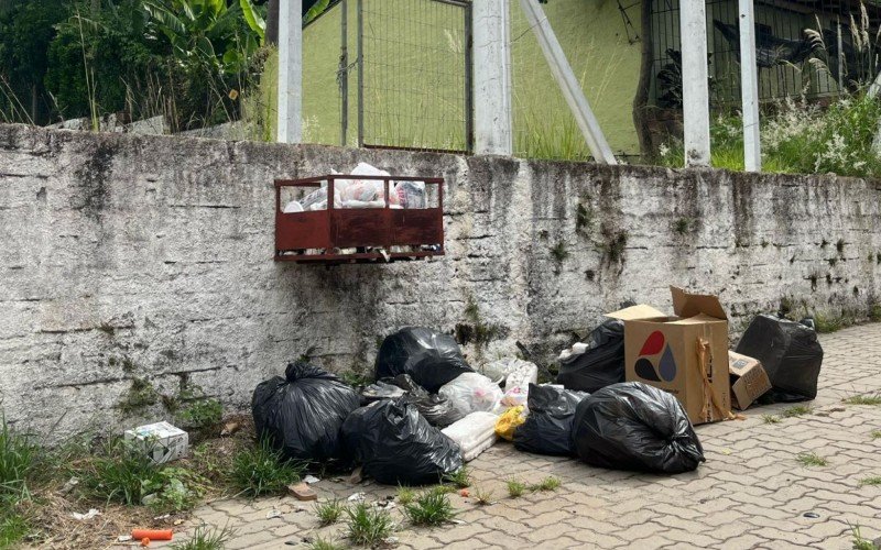 Lixeiras lotadas na Rua Rosário do Sul, no bairro Primavera