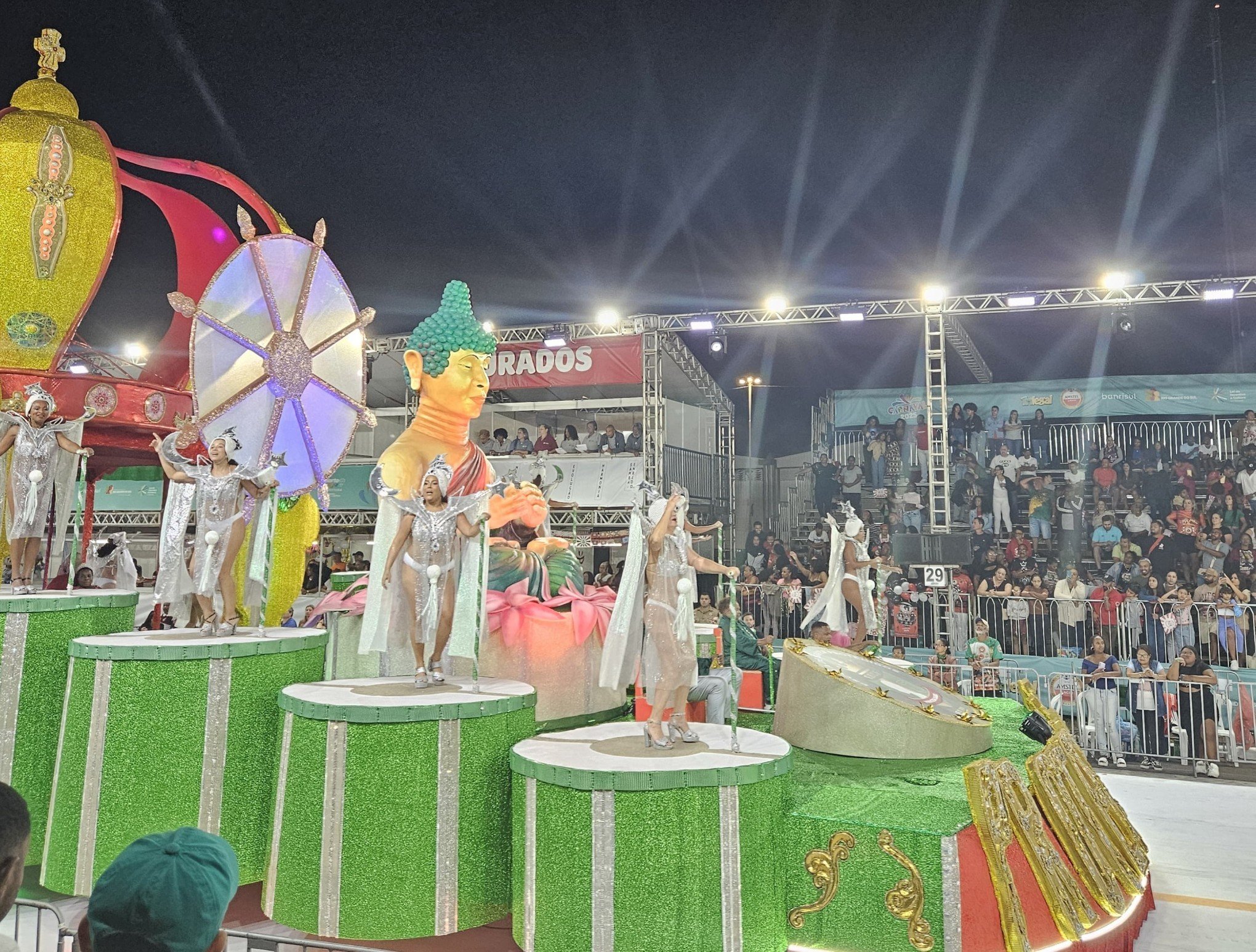 Saiba como foi o desfile da Protegidos no carnaval de Porto Alegre
