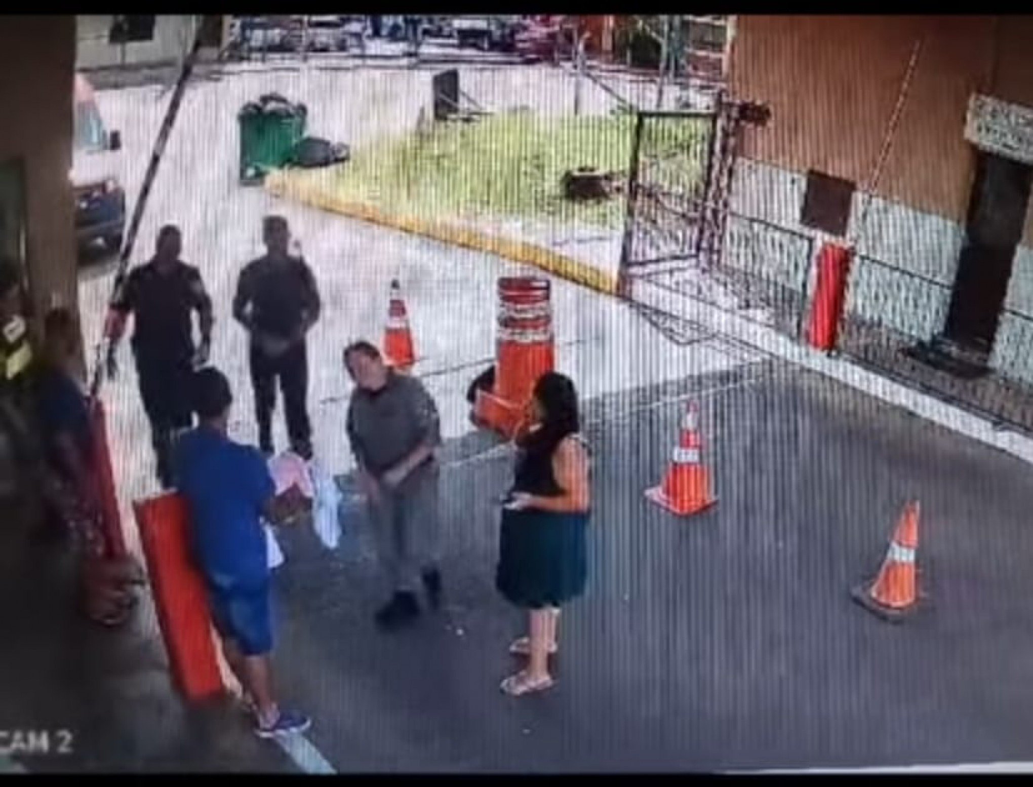 Bebê engasgada com leite materno é salva por policiais em Canoas