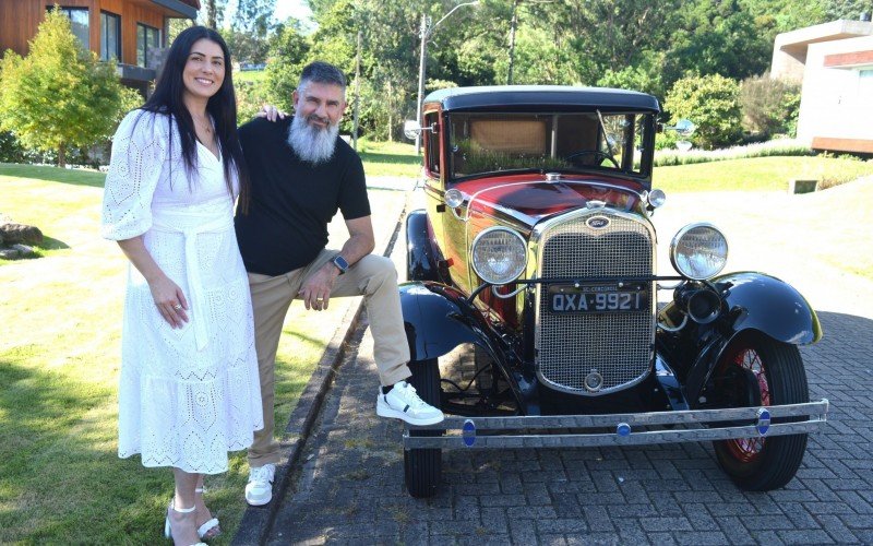 Andréia e Ronei ao lado do Ford Tudor