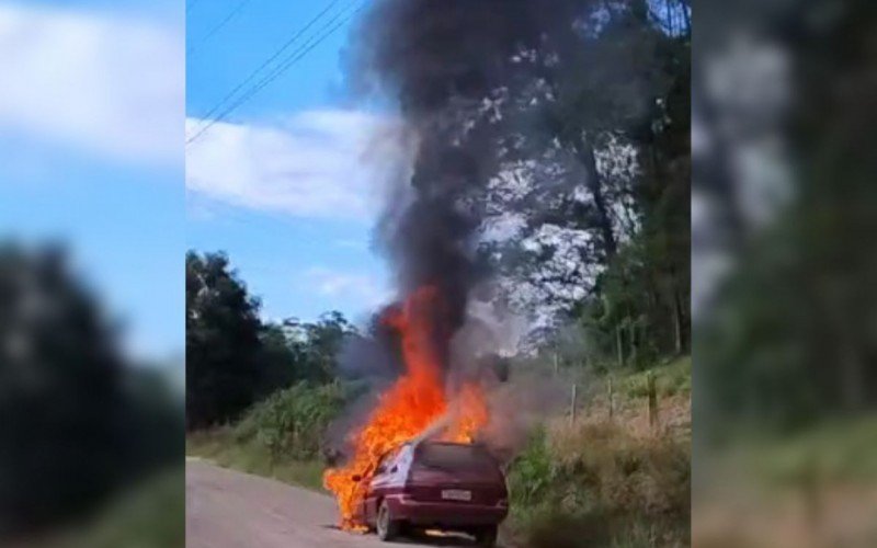 Carro pega fogo e ciclistas ajudam motorista antes que chamas se alastrassem pelo veículo | abc+
