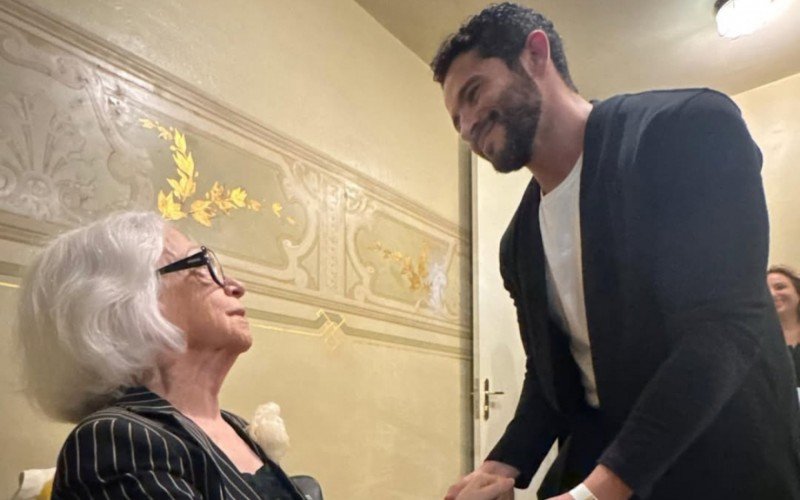 Fernanda Montenegro e Vin&iacute;cius de Oliveira se encontraram nesta semana na estreia de Vit&oacute;ria (2025)